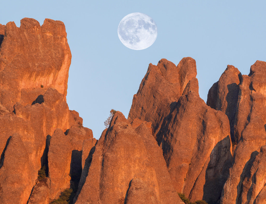 Noah Jigsaw Puzzle Full moon rising over High Peaks. Pinnacles National Park, California, USA 1000 Pieces