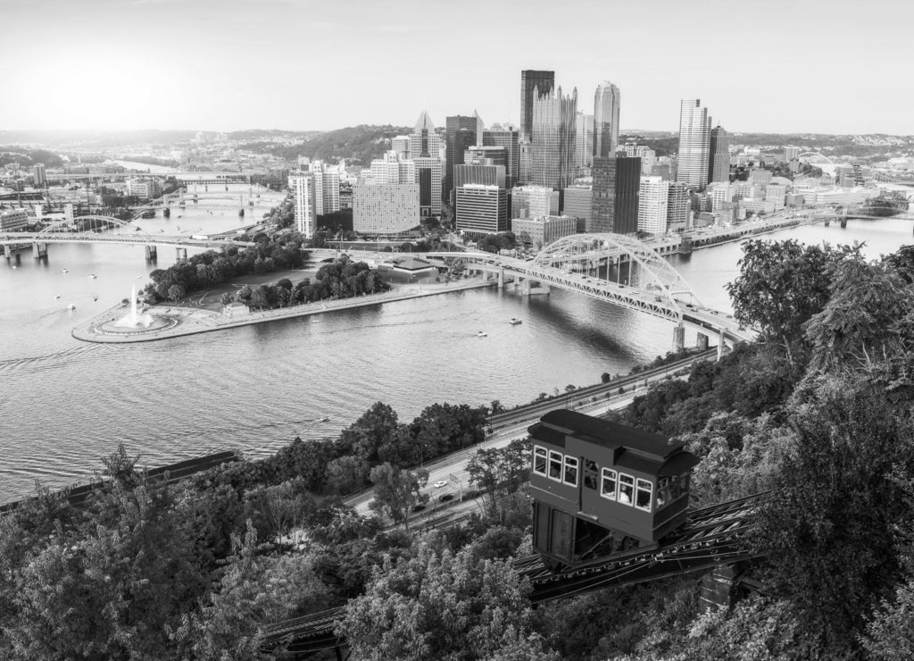 Pittsburgh, Pennsylvania, USA in black white