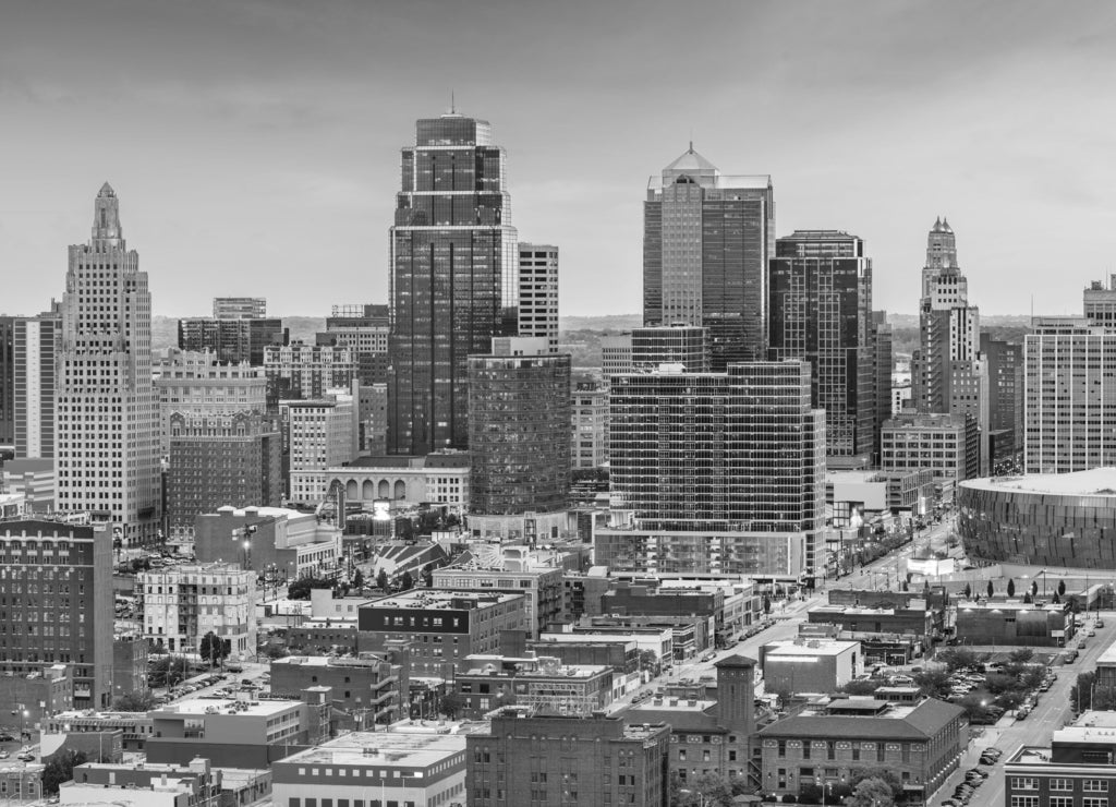 Kansas City, Missouri, USA downtown cityscape in black white