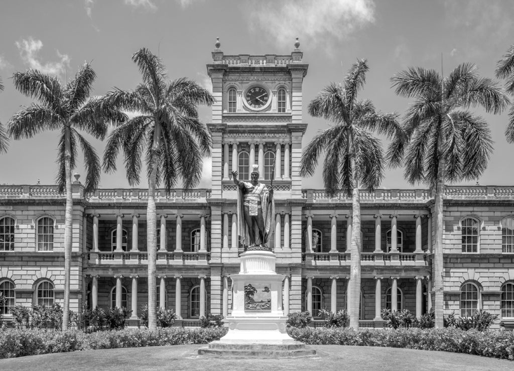 Kamehameha statues and State Supreme Court, Hawaii in black white