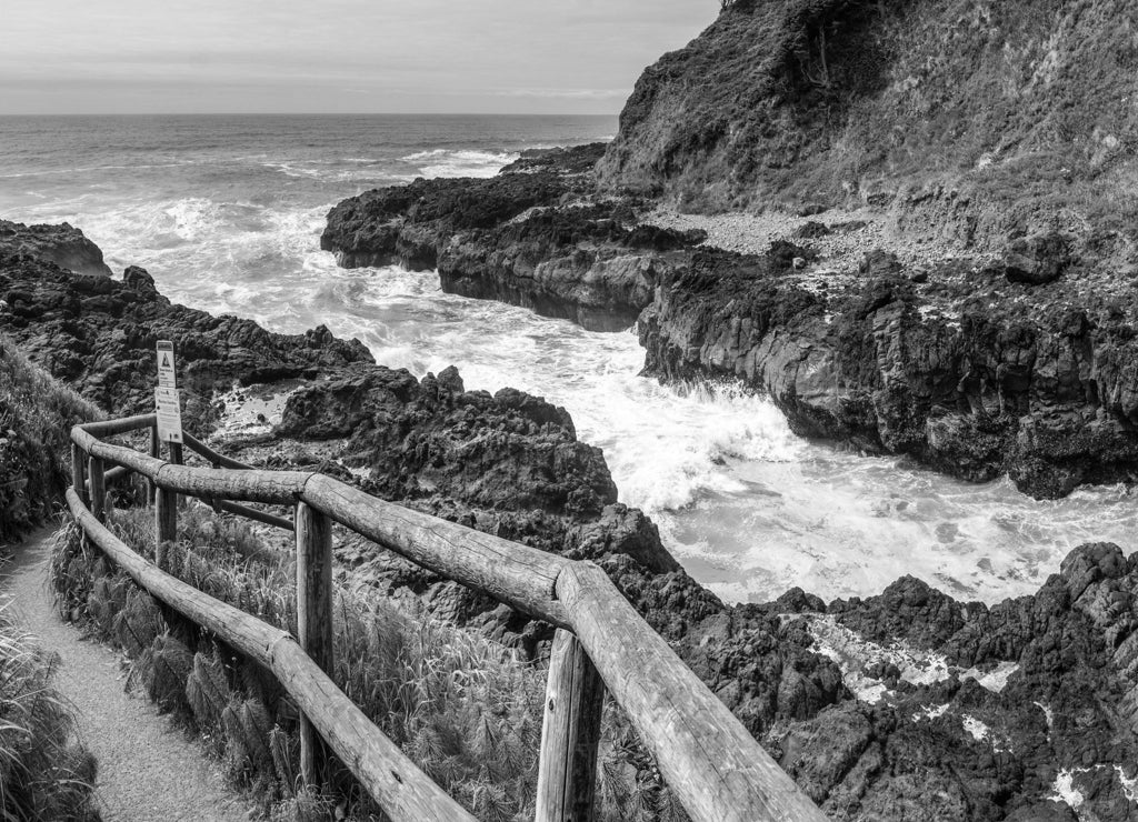 Devil's churn and hiking trail, Cape Perpertua Scenic Overlook, Yachats, natural landmark of the Oregon Coast, USA in black white