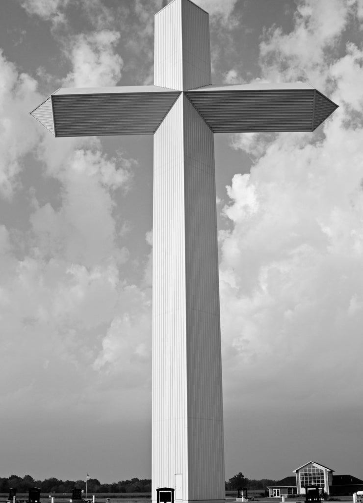 Cross in Effingham, Illinois in black white