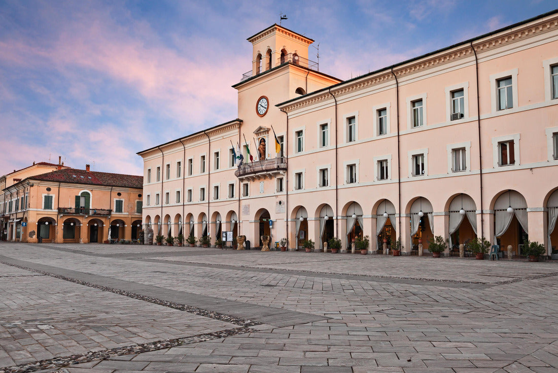 Cervia, Ravenna, Emilia-Romagna, Italy: the ancient town hall from 1712, built on the main square of the city on the Adriatic coast 2000pc Puzzle