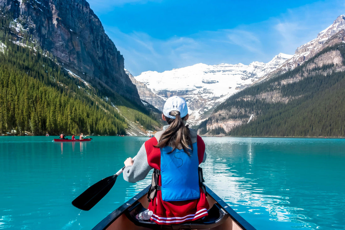 The little girl is rowing in Lake Louise, Canada 2000pc Puzzle