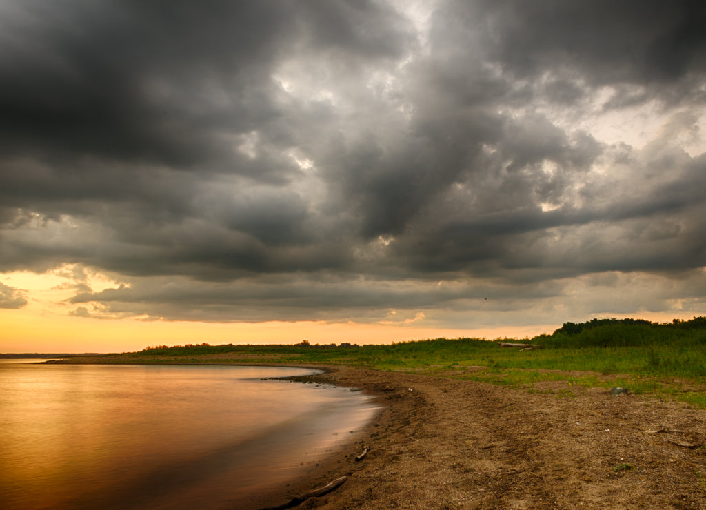 A beautiful sunset on Saylorville lake near Des Moines, Iowa