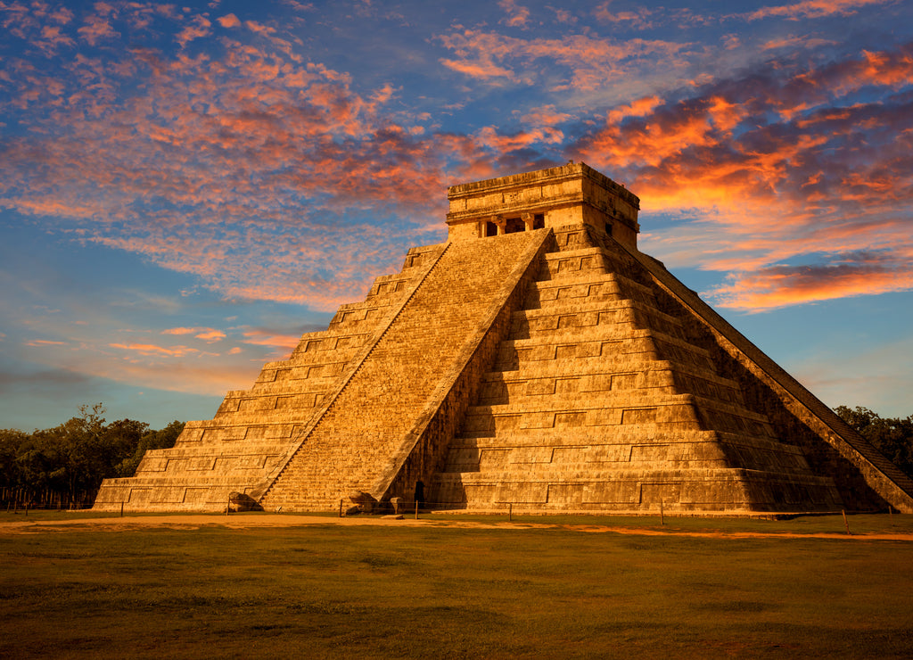 El Castillo (Kukulkan temple) at sunset. Chichen Itza, Mexico
