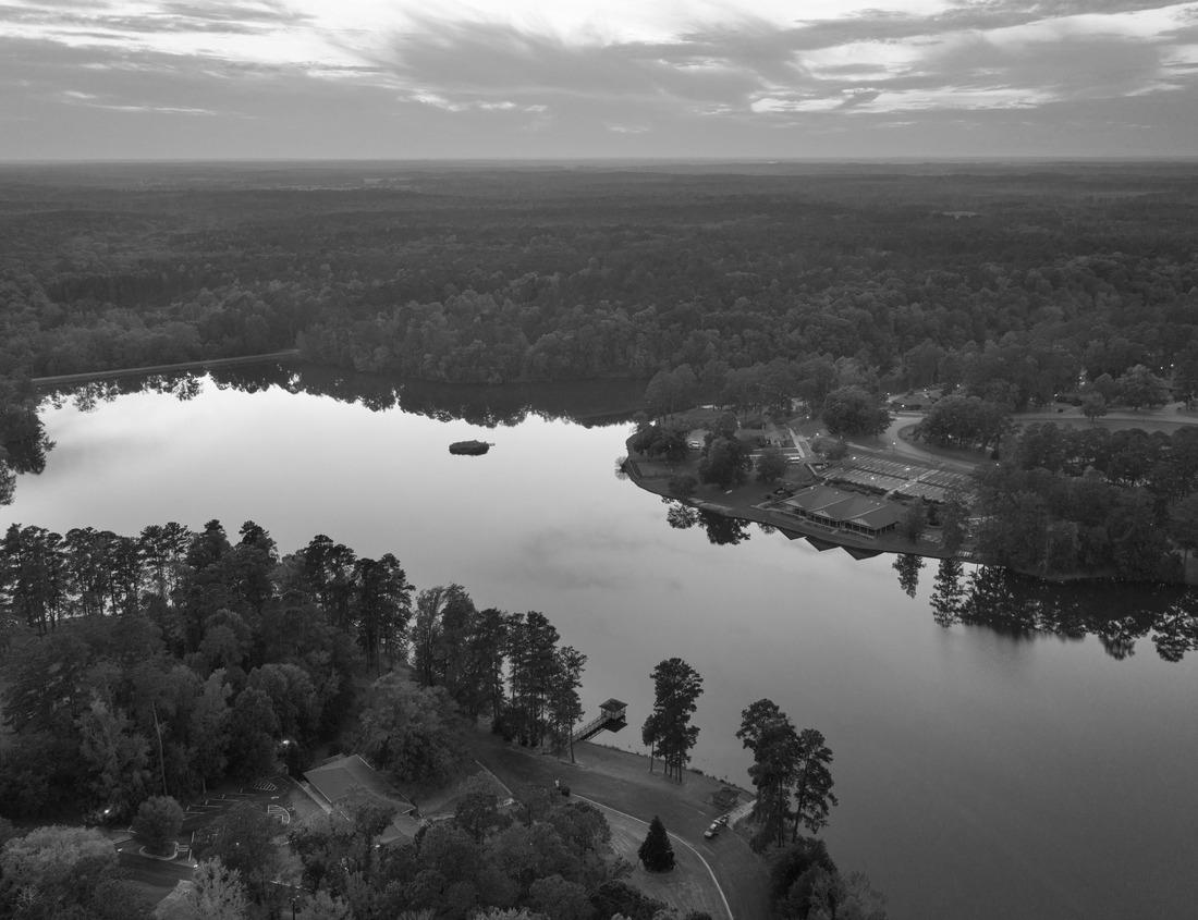 Noah Jigsaw Puzzle Beautiful view of the Emerald Lake covered with snow and wood in black white 1000 pieces