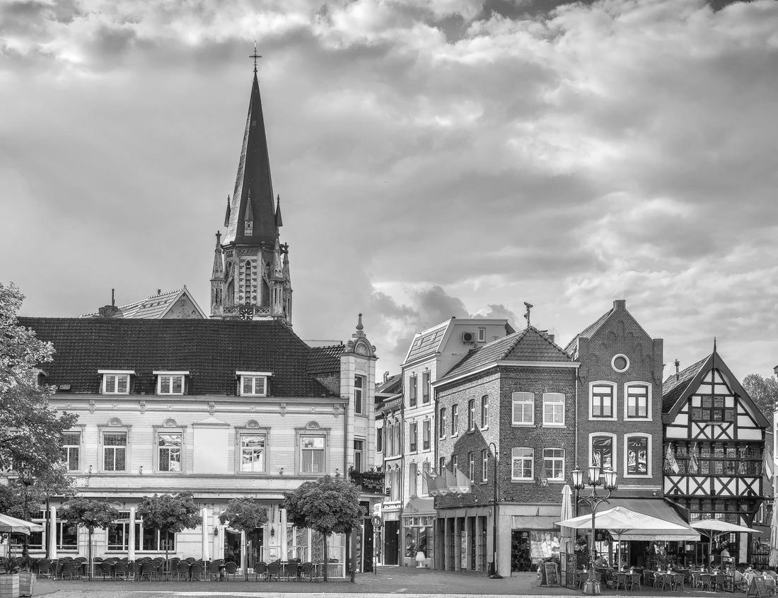 Noah Jigsaw Puzzle Landscapes of Theodore Roosevelt National Park, North Dakota in black white 1000 pieces