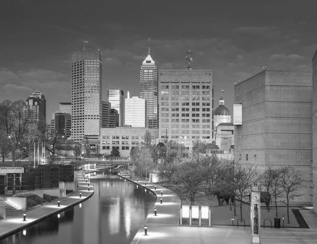 Noah Jigsaw Puzzle Vicenza - Piazza dei Signori at sunset in black white 1000 pieces