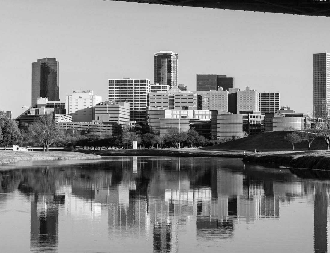 Noah Jigsaw Puzzle Independence, Missouri, USA: afternoon sunlight shines on the historic core of downtown Independence in black white 1000 pieces
