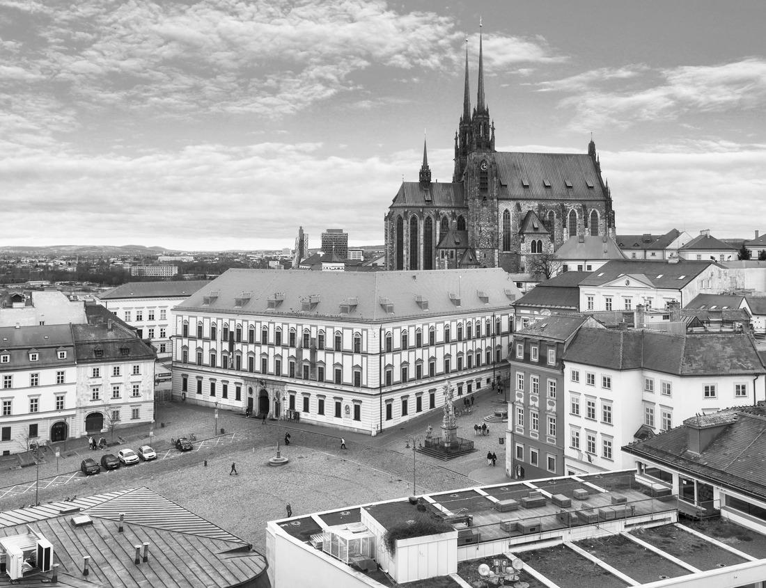 Noah Jigsaw Puzzle Female tourists standing on a wooden bridge on a small island at Pyramid Lake in the evening in Jasper National Park, AB, Canada in black white 1000 pieces