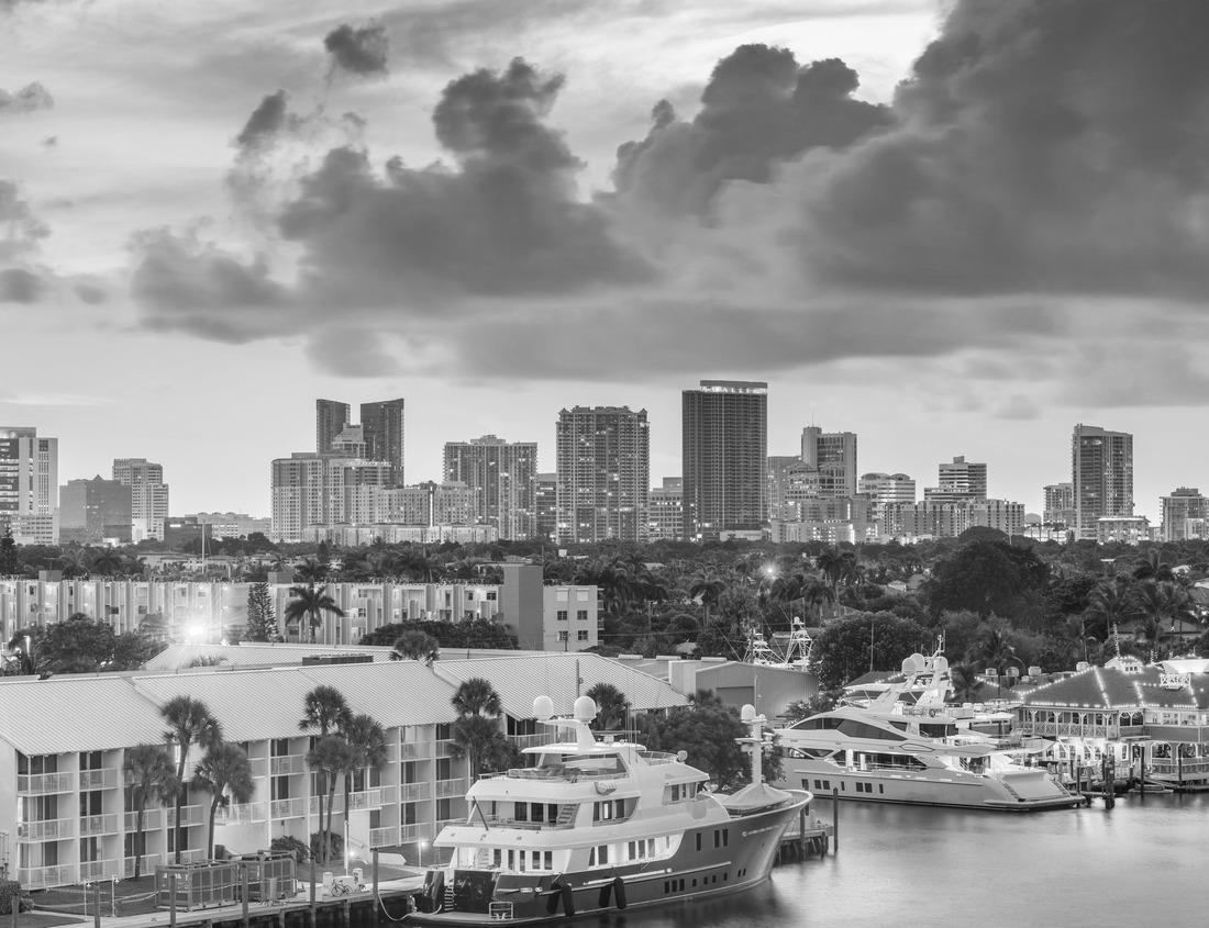 Noah Jigsaw Puzzle Modena, Italy, the main facade of the cathedral in black white 1000 pieces