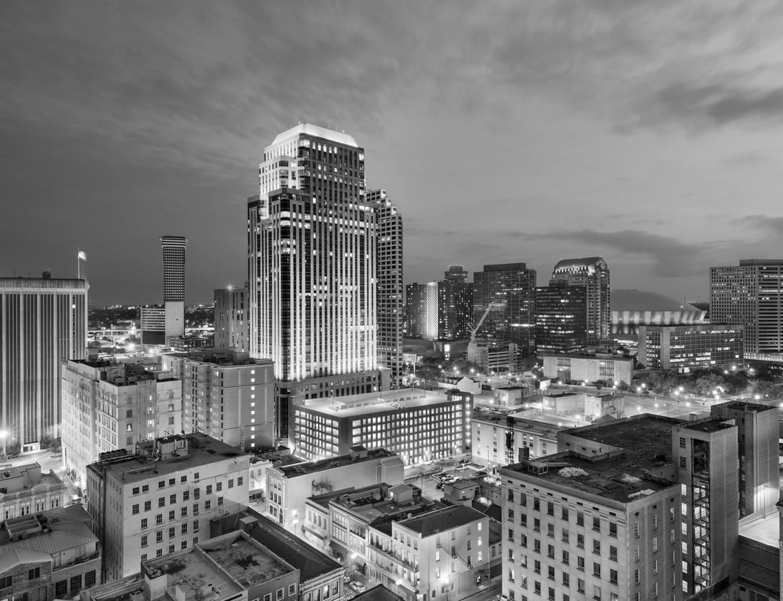 Noah Jigsaw Puzzle Typical old house facade in Messina in black white 1000 pieces