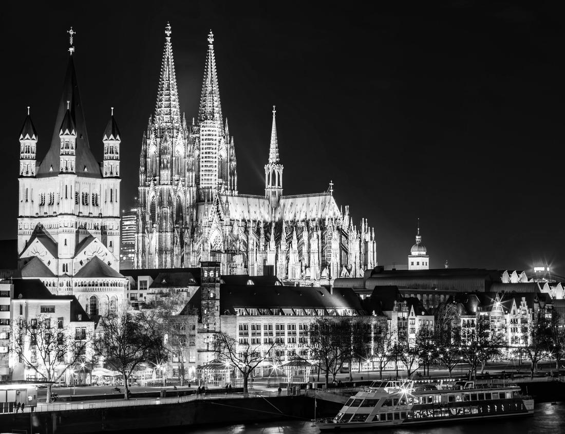 Noah Jigsaw Puzzle Landscape photography of the Sahara desert hills with sand dunes and road, vegetation and blue sky. View of the expanse of sandy desert summer sunny day, Sahara, Tozeur, Tunisia in black white 1000 pieces