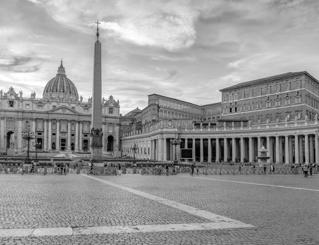 Noah Jigsaw Puzzle Atlanta, Georgia USA: aerial view of red brick buildings with lush green trees and plants and office buildings in the city skyline at the Georgia Institute of Technology in black white 1000 pieces