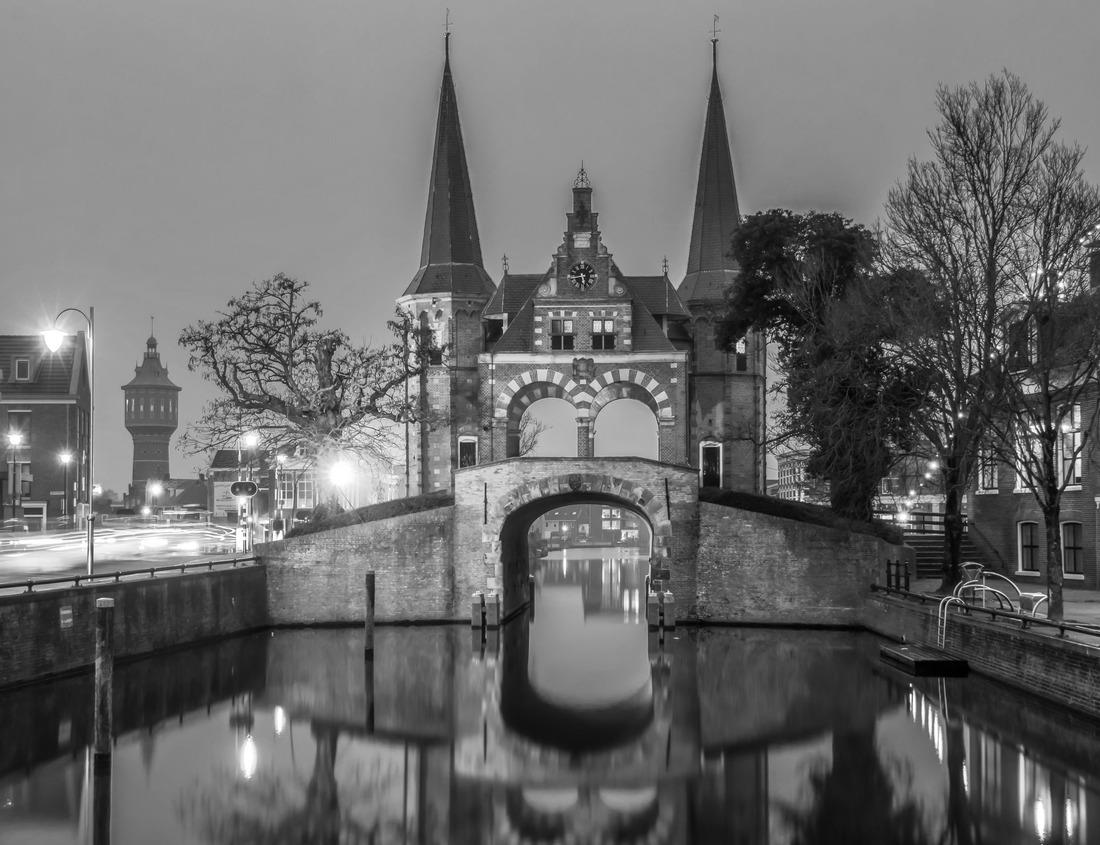 Noah Jigsaw Puzzle Cape Town city CBD and table mountain in the background during sunset, South Africa in black white 1000 pieces