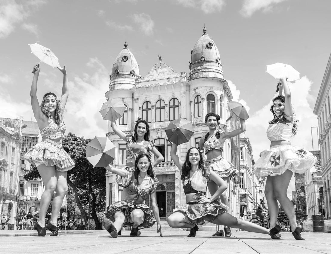 Noah Jigsaw Puzzle Moncton City Hall building and downtown skyline in New Brunswick, Canada in black white 1000 pieces