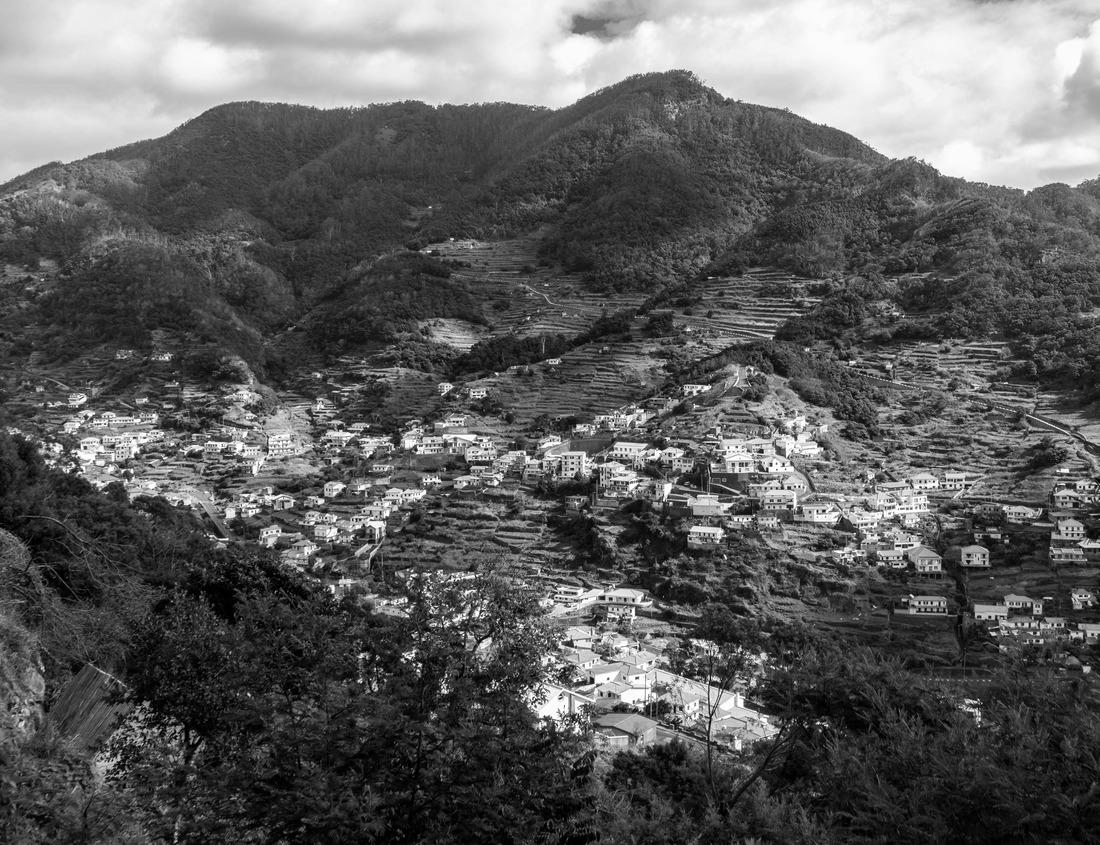 Noah Jigsaw Puzzle Karangasem Water Palace of Tirta Gangga in East Bali, Indonesia in black white 1000 pieces