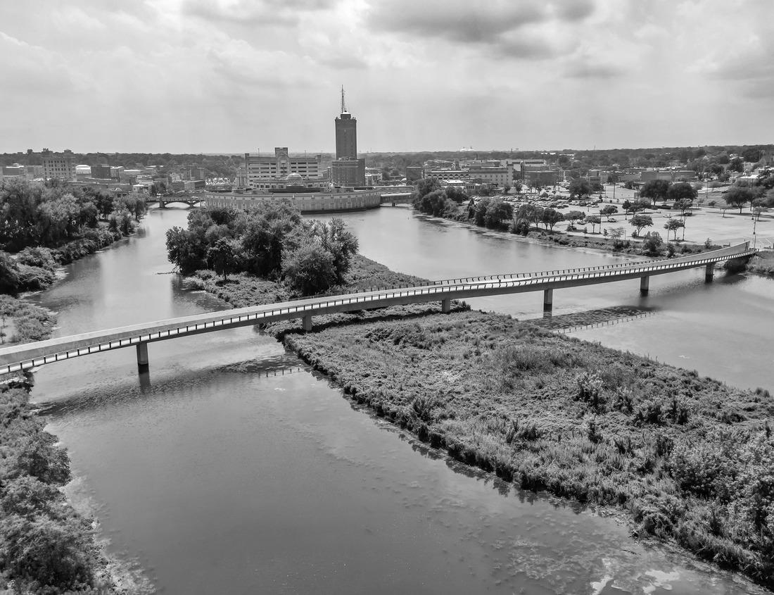 Noah Jigsaw Puzzle Young woman tourist relaxing and enjoying the beautiful view at Ulun Danu Beratan temple in Bali, Indonesia in black white 1000 pieces
