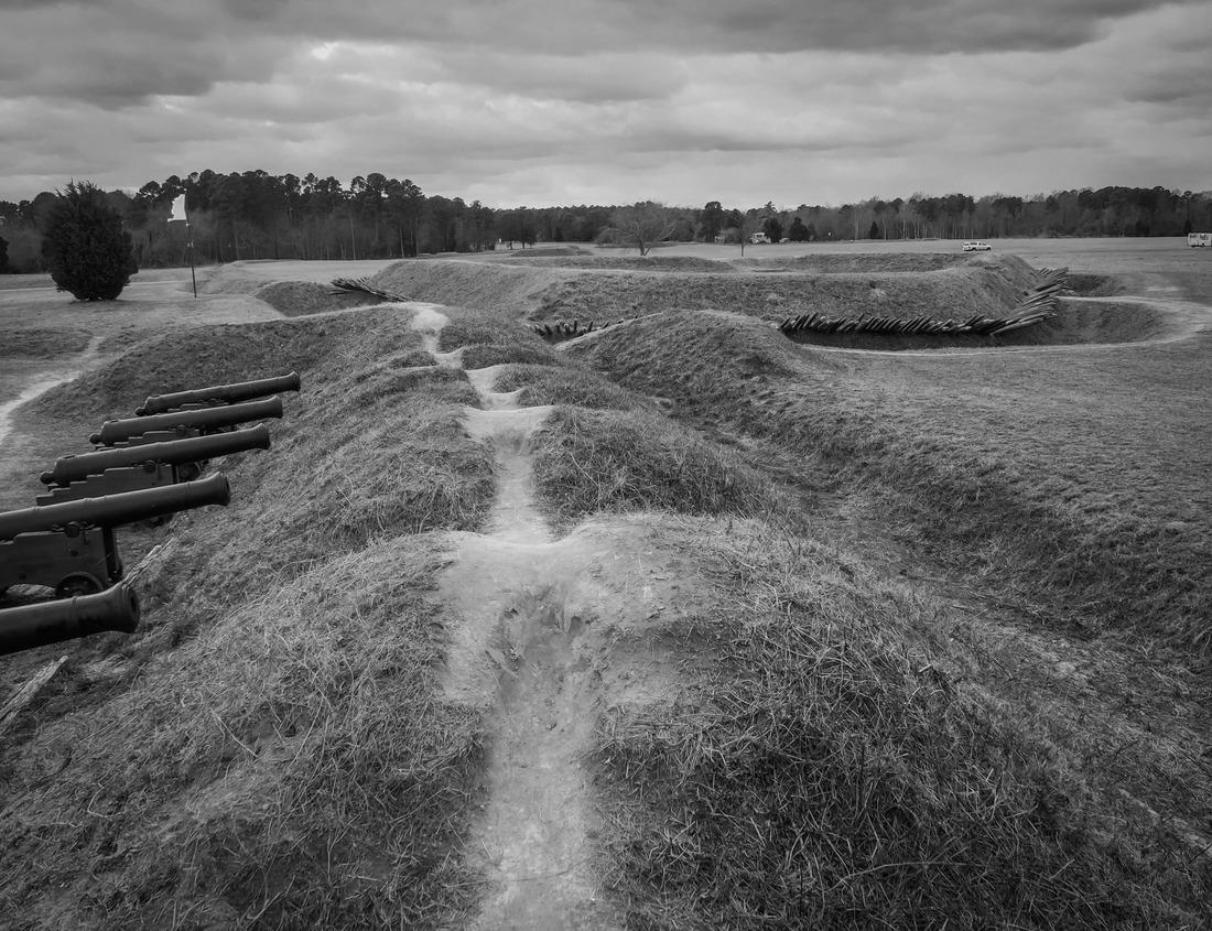 Noah Jigsaw Puzzle Pia?a Unirii, Market in Timi?oara, Romania in black white 1000 pieces