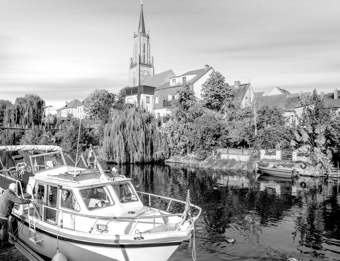 Noah Jigsaw Puzzle Autumn countryside view of the town of Stowe with white church and fall colors, Vermont, USA in black white 1000 pieces