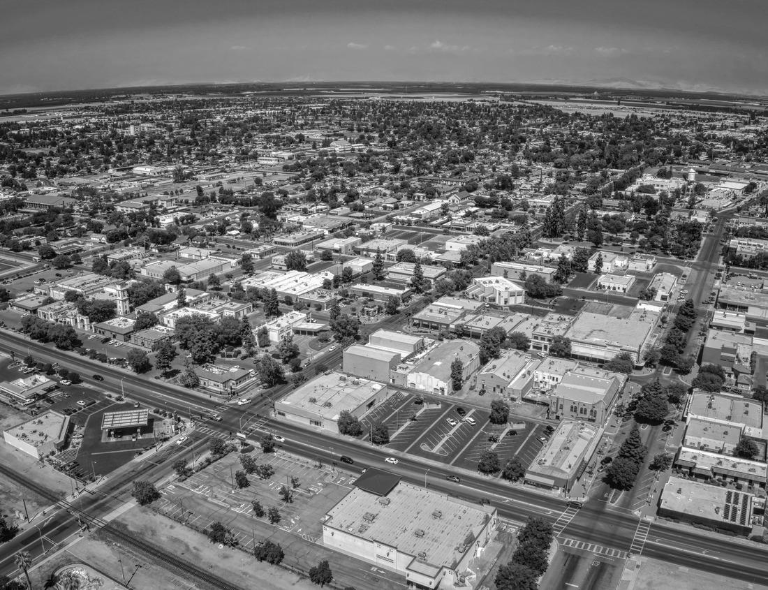 Noah Jigsaw Puzzle View of the tower of the ancient mosque Koutoubia of Marrakech in Marocco in black white 1000 pieces