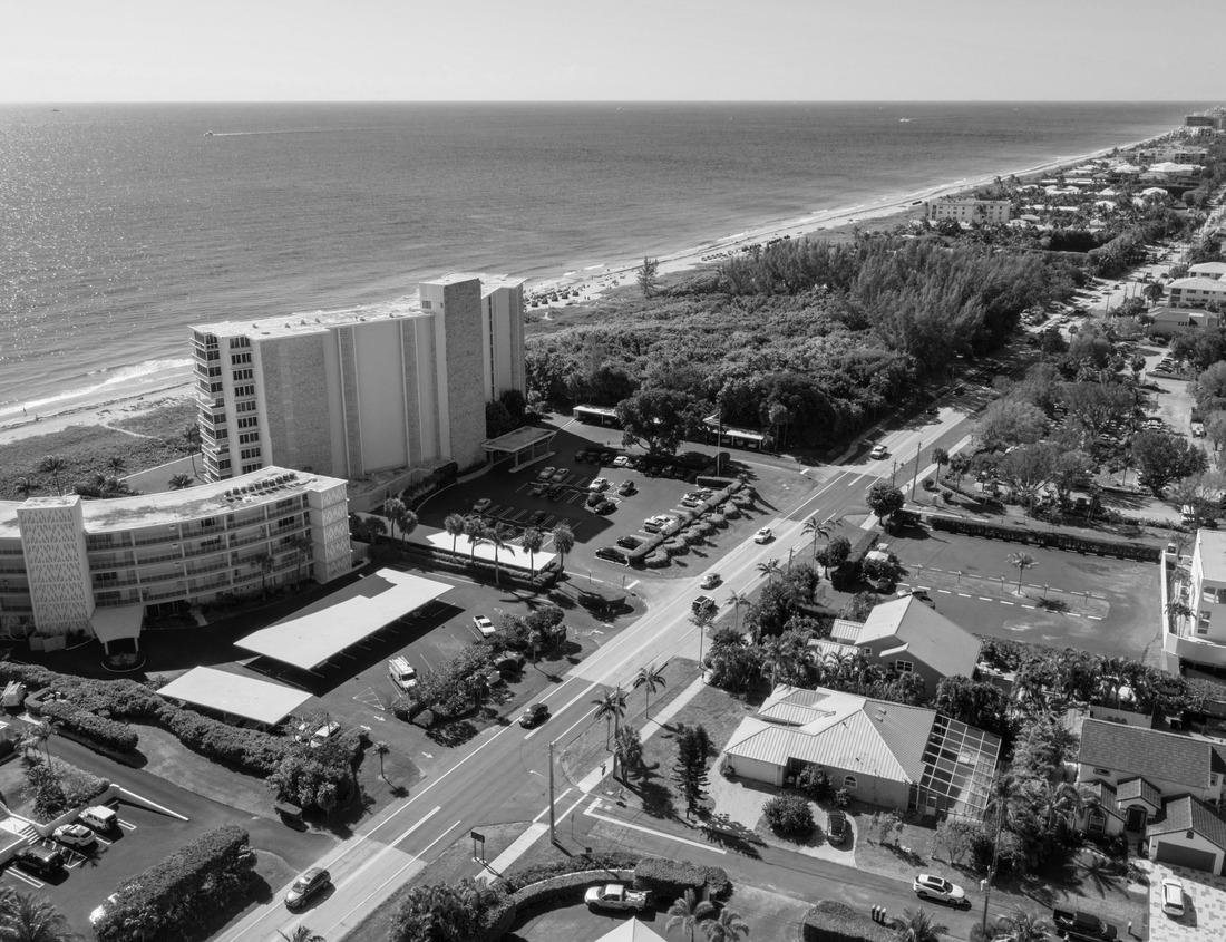 Noah Jigsaw Puzzle Dirt Road crossing desert in Big Bend National Park in black white 1000 pieces