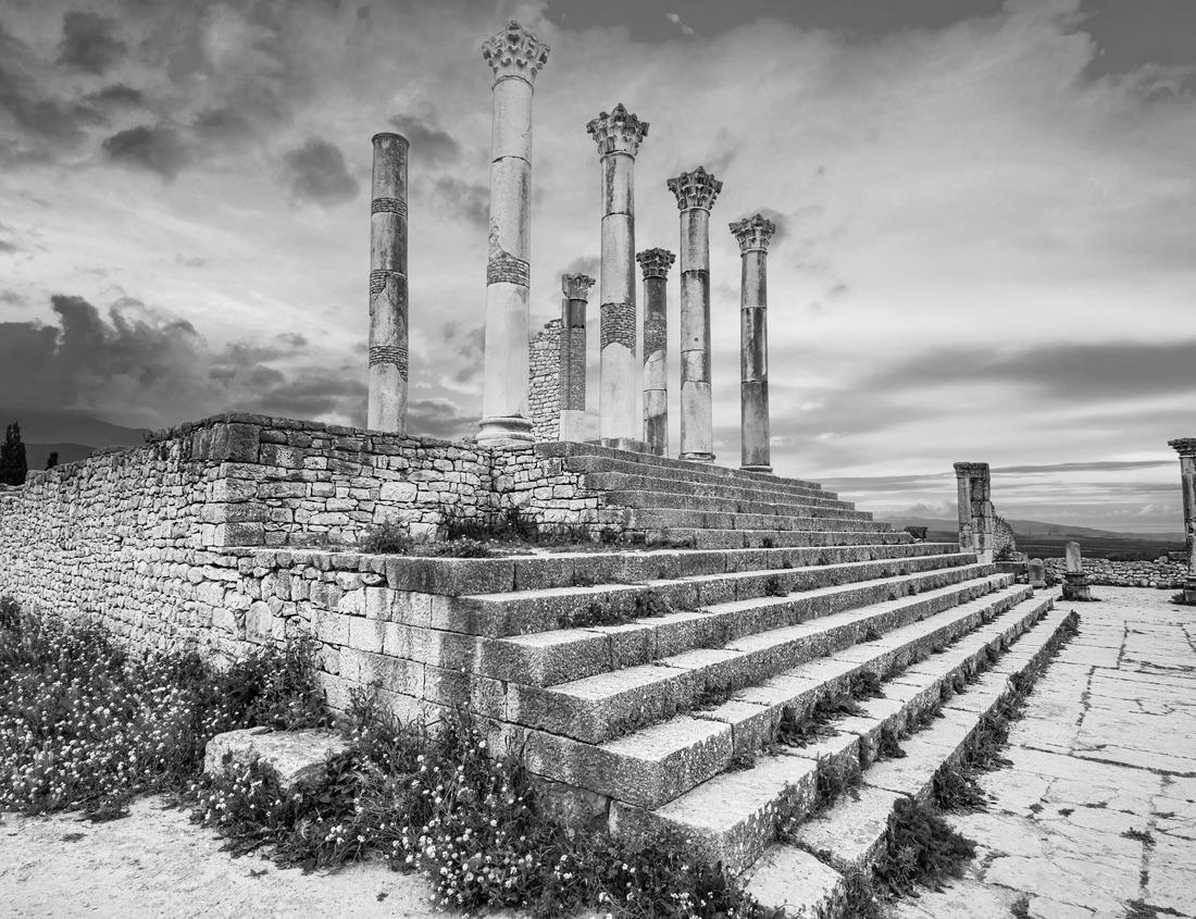 Noah Jigsaw Puzzle Beautiful view of Emerald Lake with snow-covered cabin nestled in rocky mountains and pine forest in Yoho National Park, British Columbia, Canada in black white 1000 pieces