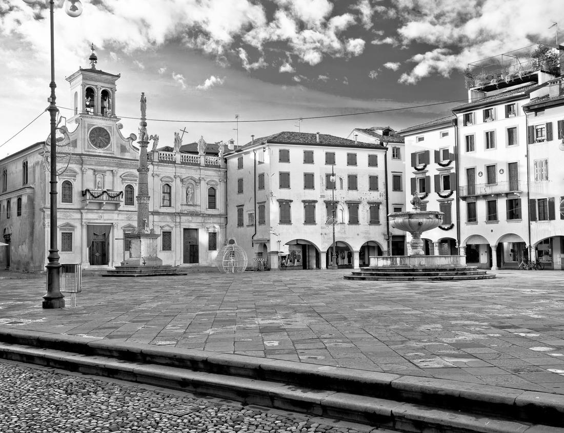 Noah Jigsaw Puzzle Kayaks at Moraine Lake, Banff National Park in black white 1000 pieces