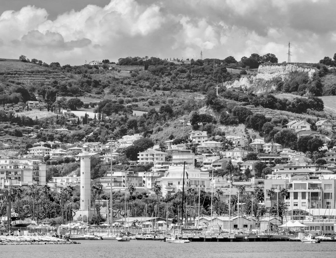 Noah Jigsaw Puzzle Panoramic view of the city of Zug at Lake Zug and the surrounding Swiss Alps at a spectacular sunset, Switzerland in black white 1000 pieces