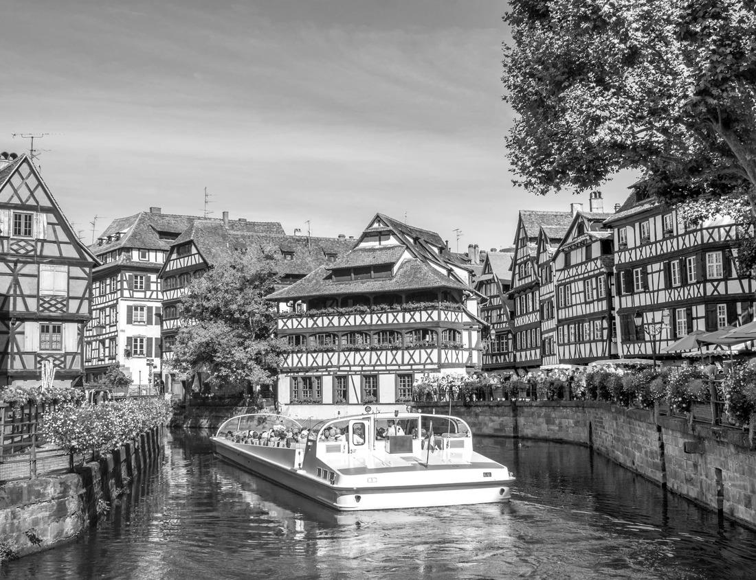 Noah Jigsaw Puzzle Bremen Cathedral, Bremen, Germany in black white 1000 pieces