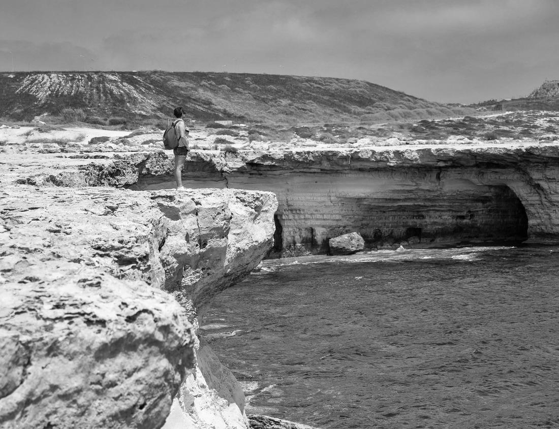 Noah Jigsaw Puzzle Empty natural spa with turquoise waters at the thermal baths of Saturnia in Tuscany, Italy. The Cascate del Mulino is an ideal place to relax in waterfalls and hot springs in black white 1000 pieces