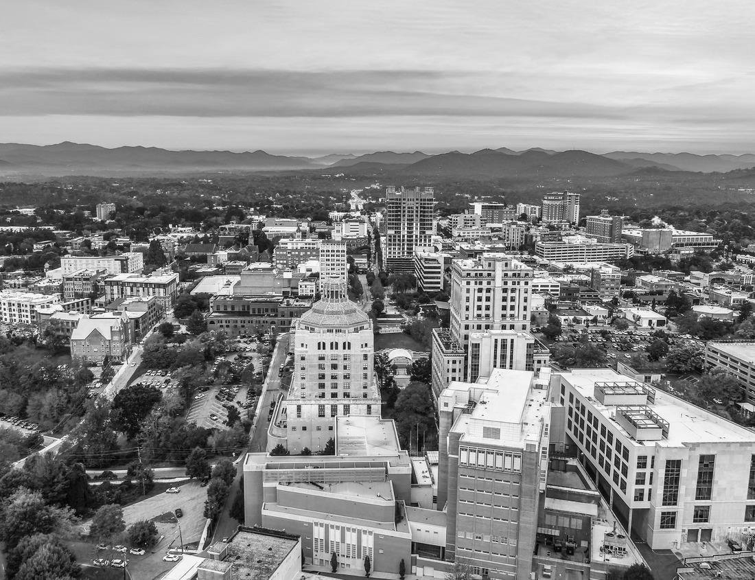 Noah Jigsaw Puzzle Verona, Italy - Wanderer looking at the city's landscape in black white 1000 pieces