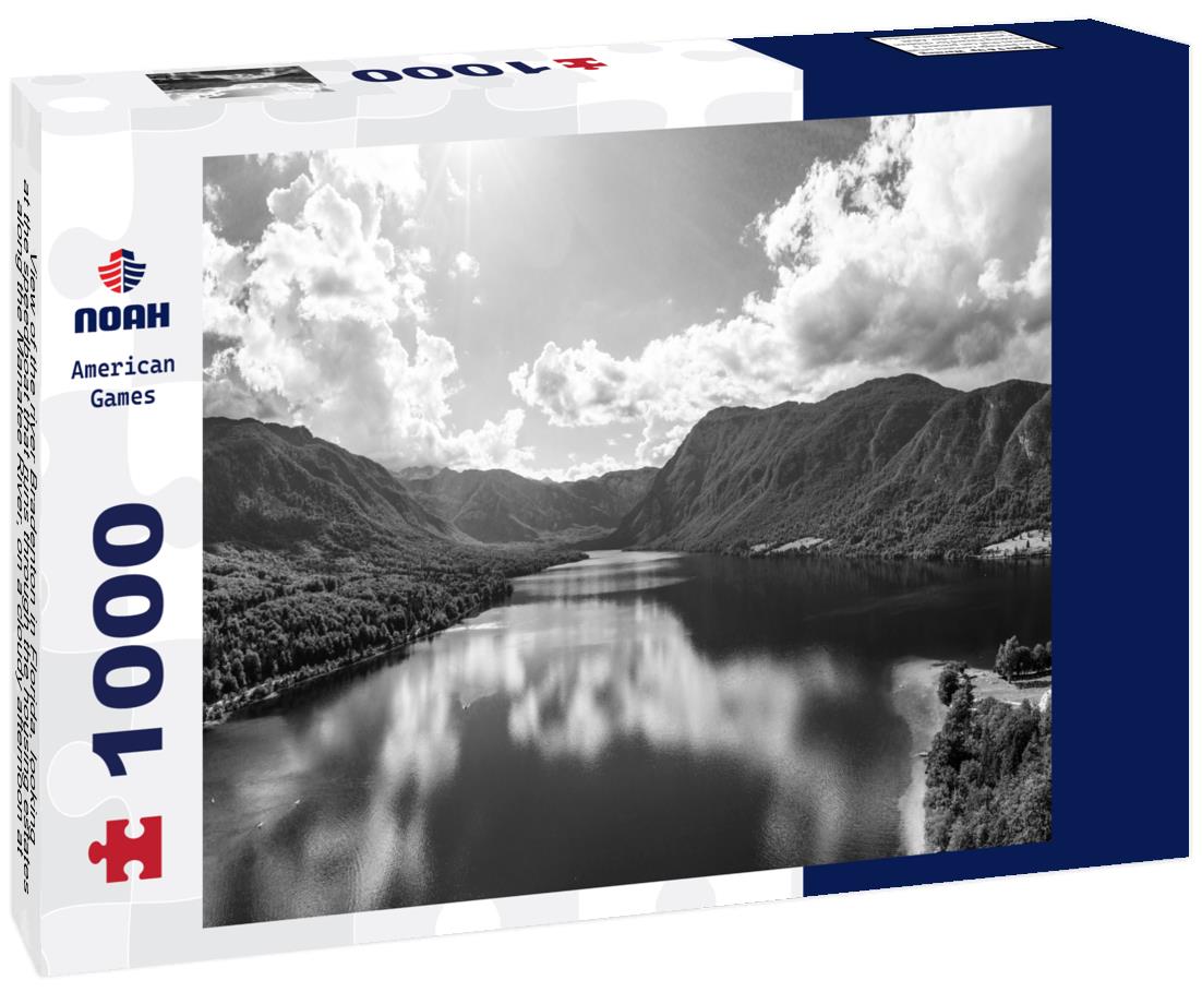 Noah Jigsaw Puzzle View of the river Bradenton in Florida, looking at the speedboat that runs through the housing estates along the Manatee River, on a cloudy afternoon at the end of September in black white 1000 pieces