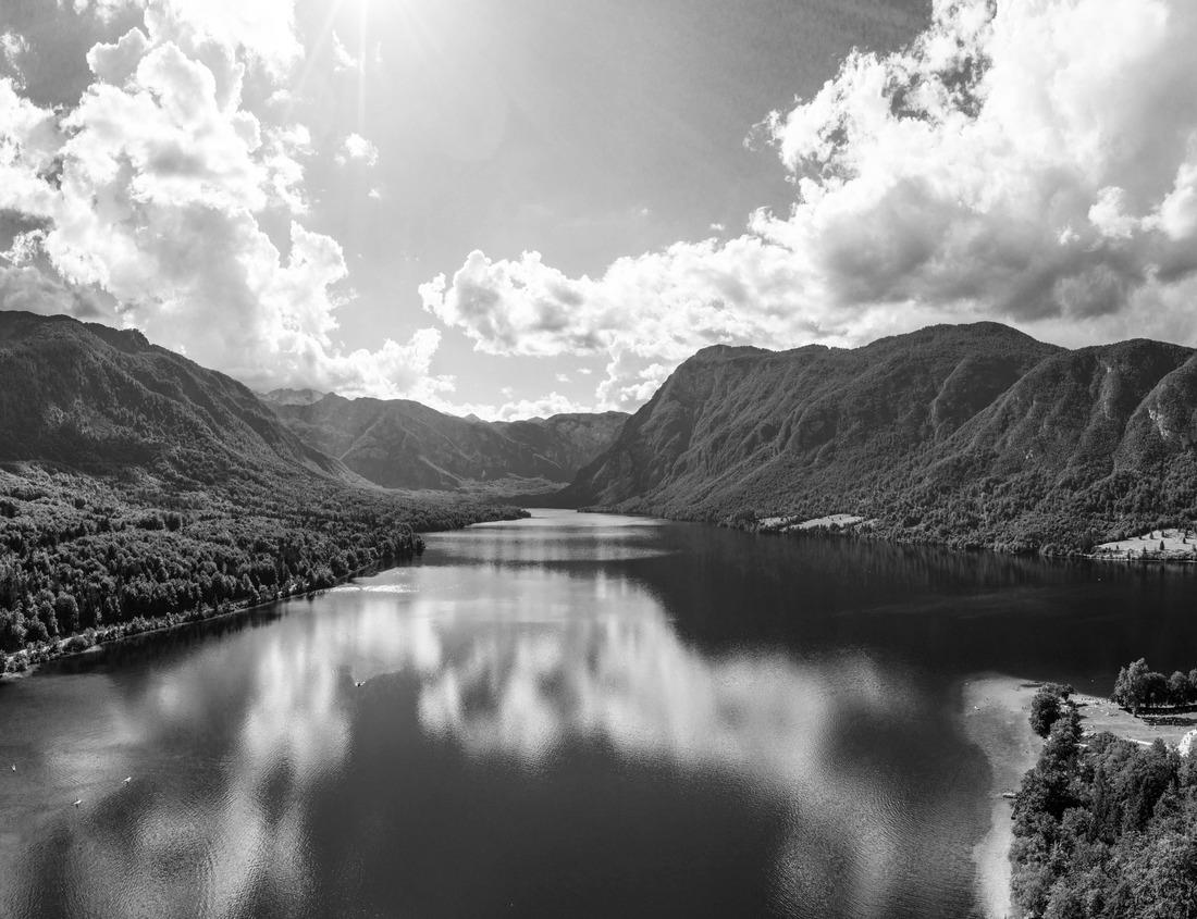 Noah Jigsaw Puzzle View of the river Bradenton in Florida, looking at the speedboat that runs through the housing estates along the Manatee River, on a cloudy afternoon at the end of September in black white 1000 pieces