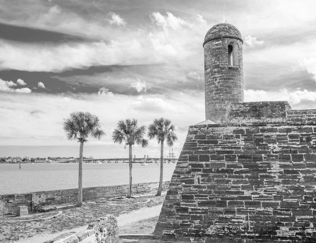 Noah Jigsaw Puzzle Historic Royal Castle Wawel in Krakow at sunset, Poland in black white 1000 pieces