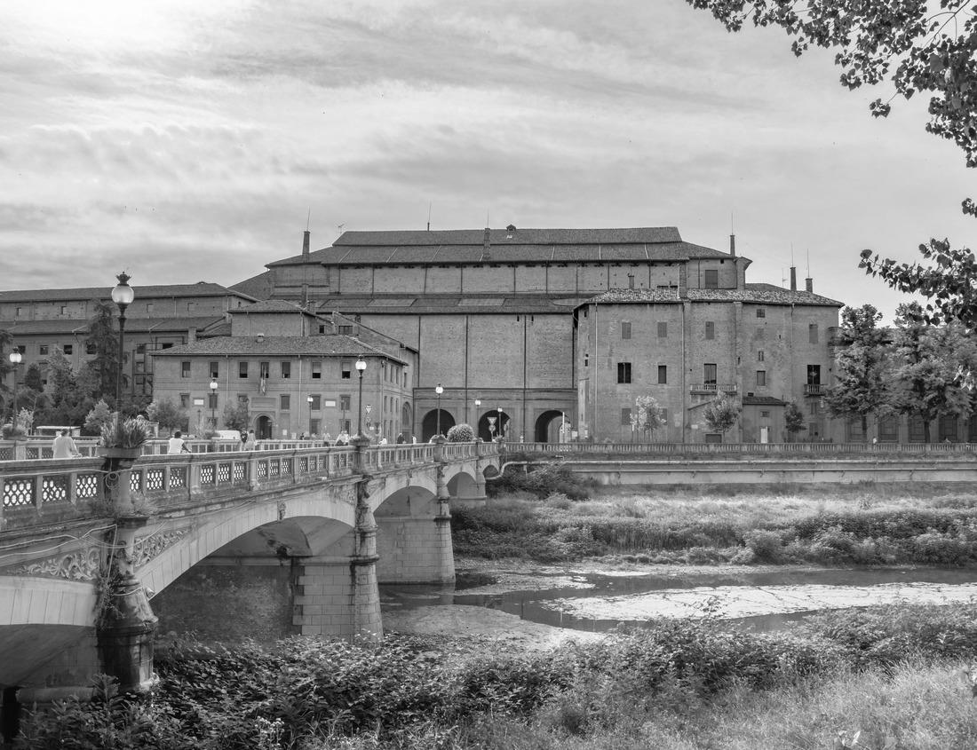 Noah Jigsaw Puzzle Medina, Tunis, Tunisia. The minaret of the Great Mosque in the Medina of Tunis in black white 1000 pieces