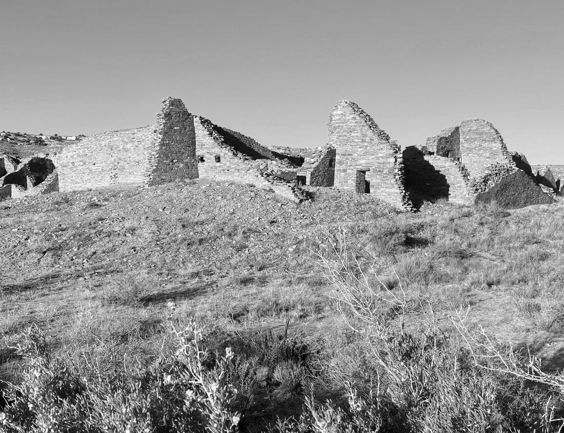 Noah Jigsaw Puzzle Bucht der Bucht, a natural enclosed bay with vertical limestone slabs, Mount Clemo, Lake Iseo, Province of Brescia, Lombardy, Italy in black white 1000 pieces