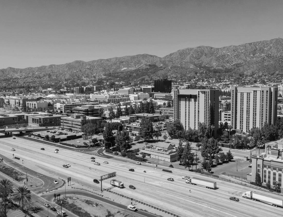 Noah Jigsaw Puzzle Typical street of Casablanca, Morocco. Downtown of Casablanca in black white 1000 pieces