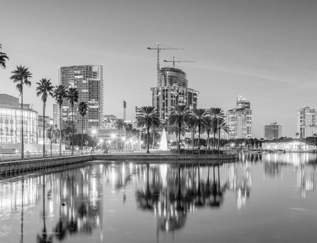 Noah Jigsaw Puzzle Munich City Skyline Panorama, Munich, Germany in black white 1000 pieces