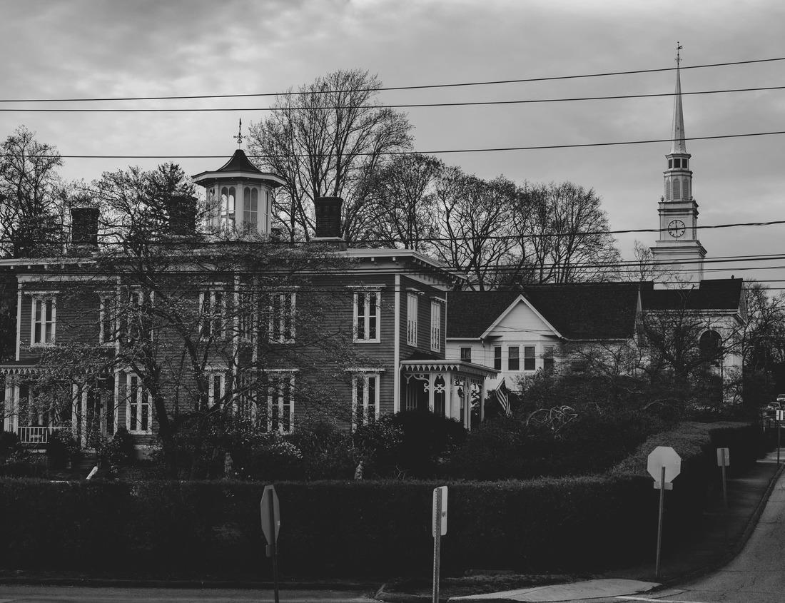 Noah Jigsaw Puzzle City and Inns and Mountains, Innsbruck in the fall, Austria in black white 1000 pieces