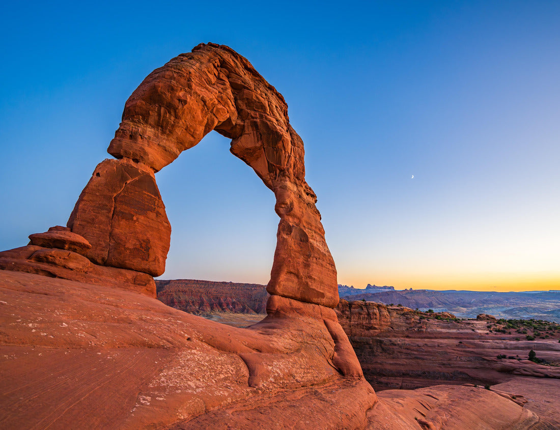 Noah Jigsaw Puzzle Delicate Arch - The most famous landmark of the Arches National Park in Utah after sunset in blue hour twilight 1000 pieces