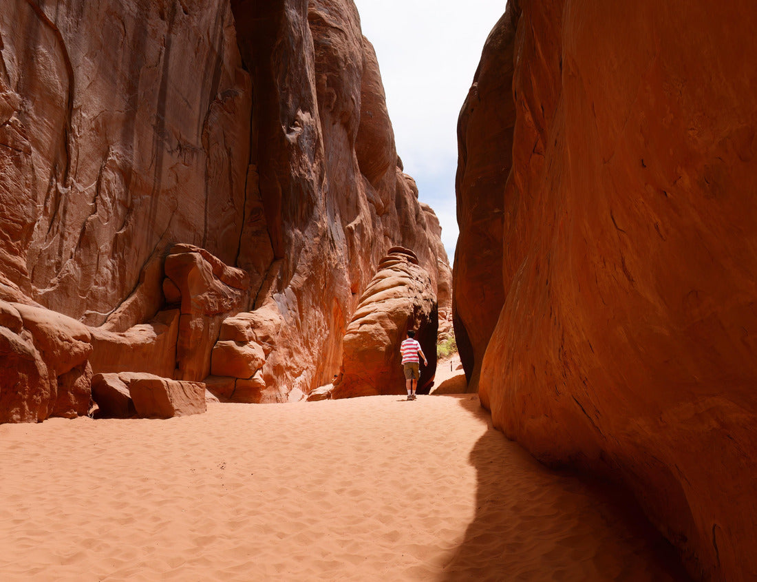 Tourists hiking the Sand Dune Arch trail. Arches National Park. Utah. USA 1000pc Puzzle