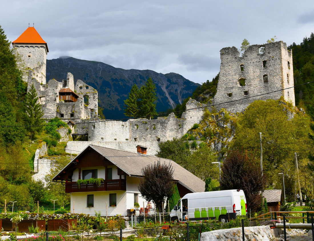 Kamen caste near Begunje na Gorenjskem in Slovenia 1000pc Puzzle