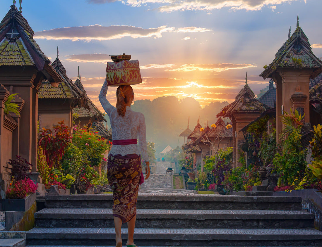 Noah Jigsaw Puzzle Balinese women carrying on religious offering - Penglipuran is a traditional oldest Bali village at Bangli Regency - Bali, Indonesia 1000 pieces