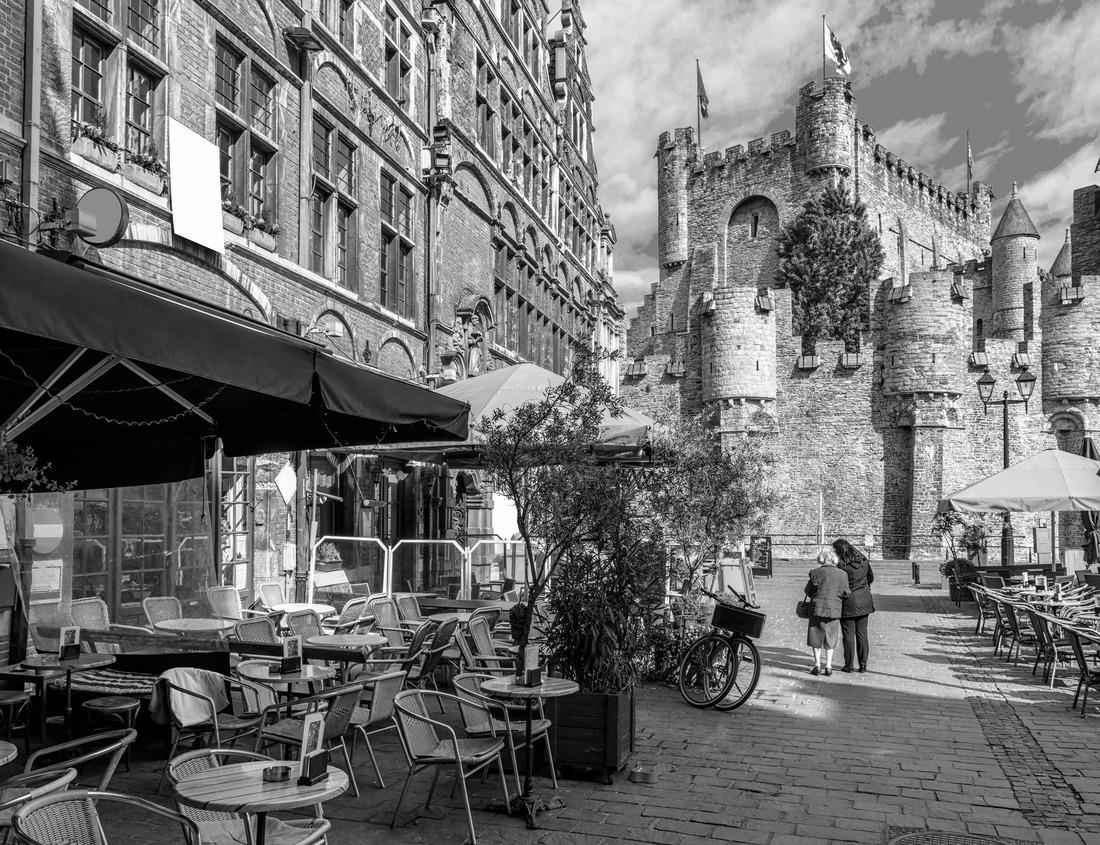 Noah Jigsaw Puzzle Aketa campground/village in eastern Uganda - The Pearl of Africa in black white 1000 pieces