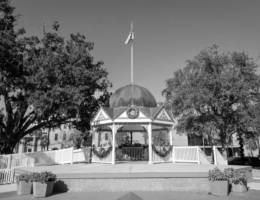 Noah Jigsaw Puzzle A very old, white building on the campus of Lund University in Sweden in black white 1000 pieces