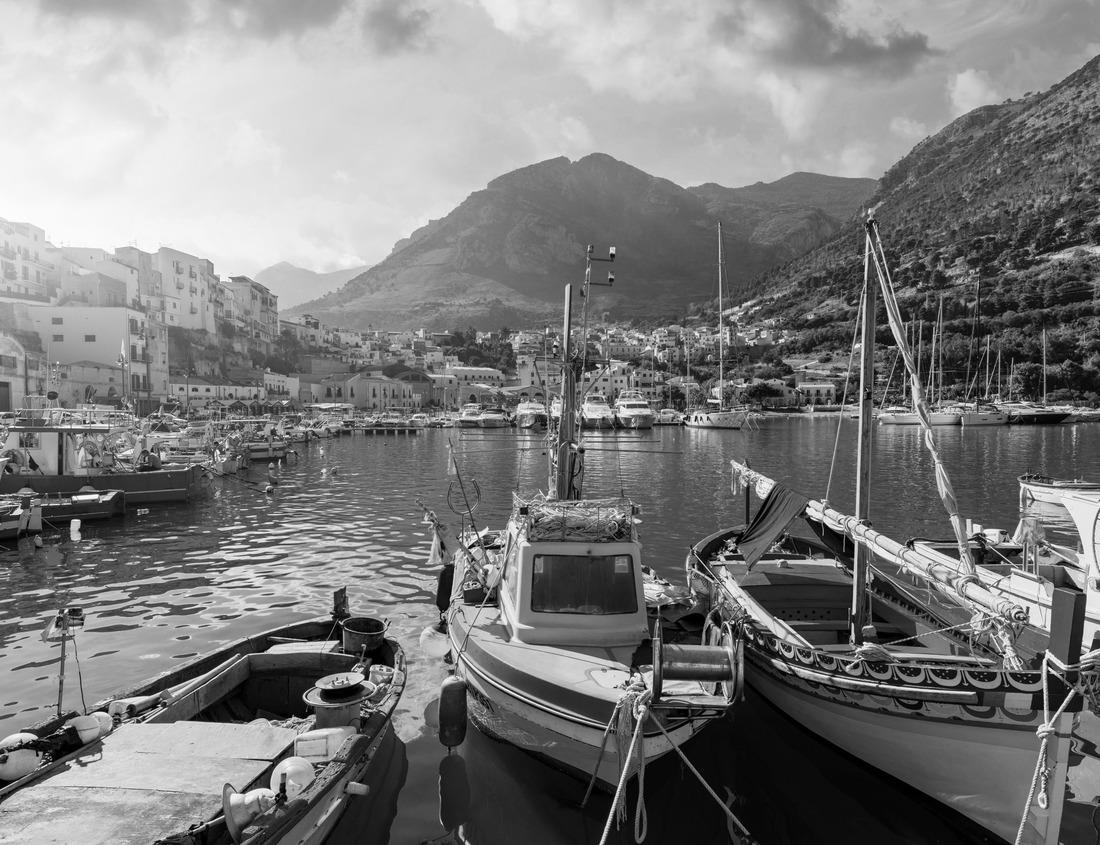 Noah Jigsaw Puzzle The towering cliffs at West Bay on the Jurassic Coast of Dorset England UK in black white 1000 pieces