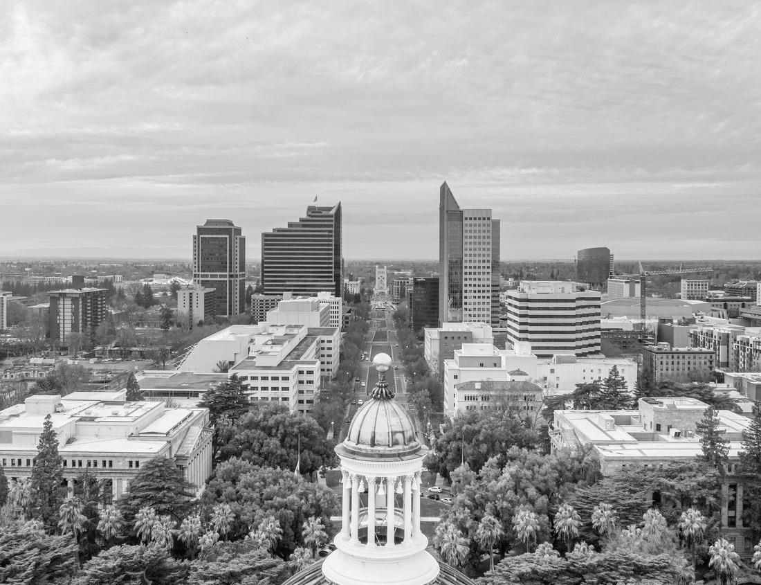 Noah Jigsaw Puzzle Melbourne skyline looking towards Flinders Street Station in black white 1000 pieces
