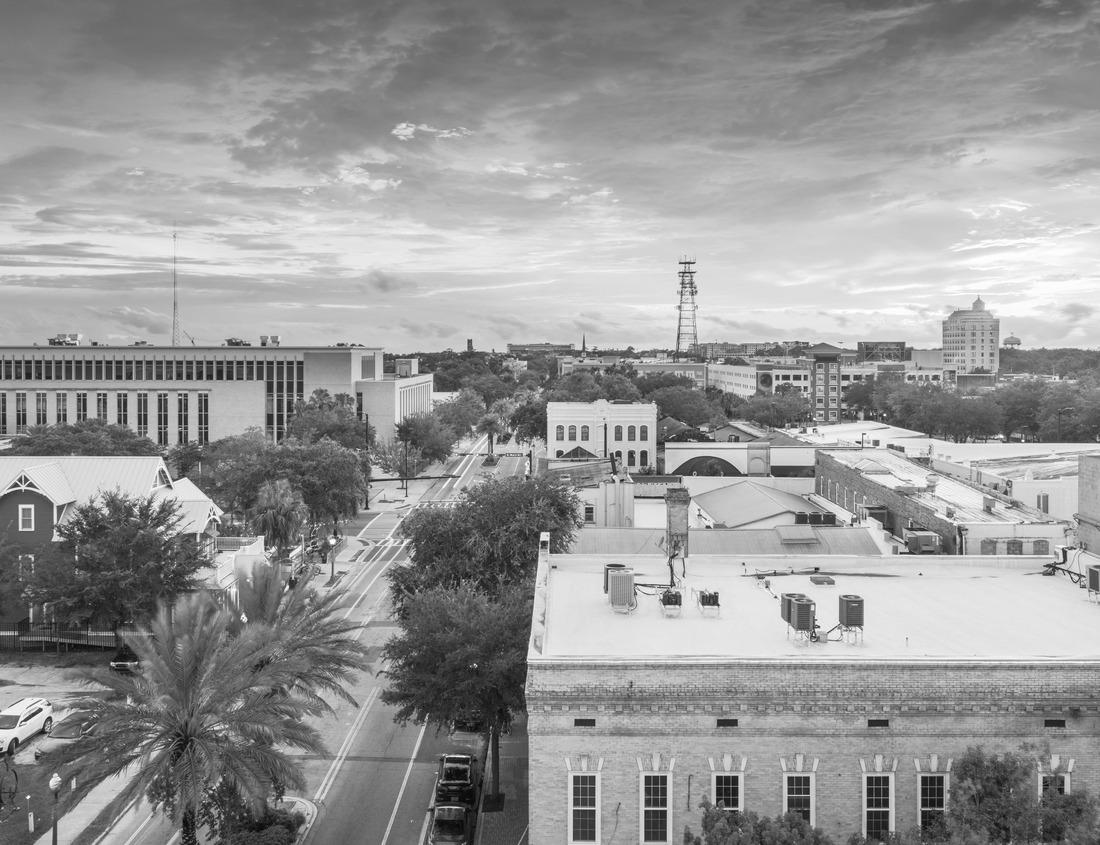 Noah Jigsaw Puzzle Jiufen, Taiwan hillside with old teahouses at dusk in black white 1000 pieces
